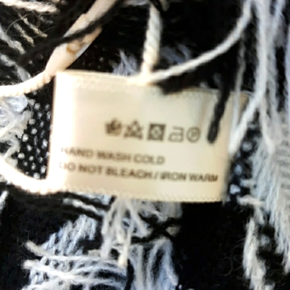 NWT FADIVO NEW YORK WRAP - Picture 5 of 6